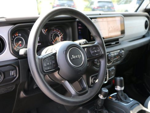 Used 2025 Jeep Gladiator Sport AWD/4WD image 15
