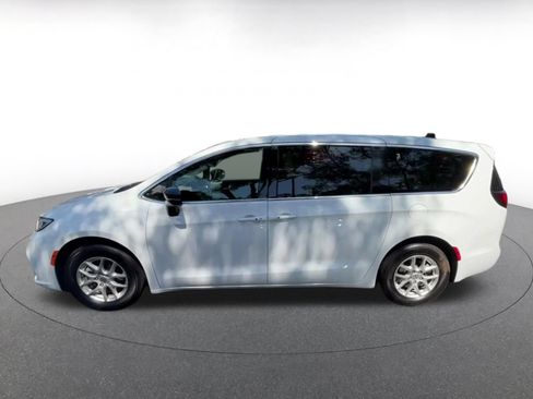 Used 2025 Chrysler Pacifica Select FWD image 9