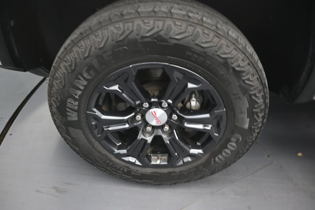 Used 2024 GMC Canyon Elevation w/ Convenience Package RWD image 9