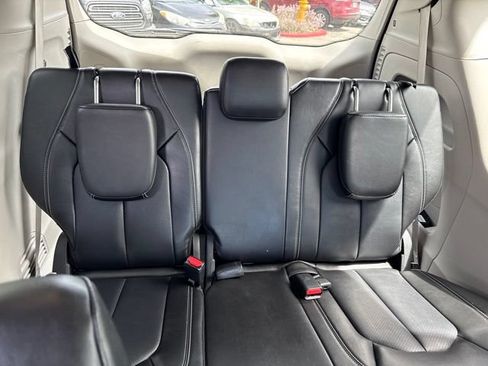 Used 2024 Chrysler Pacifica Touring-L FWD image 12