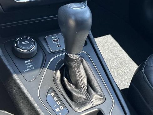 Used 2019 Jeep Cherokee High Altitude AWD/4WD image 27