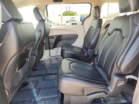 Used 2023 Chrysler Pacifica Touring-L FWD image 10