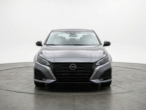 Used 2025 Nissan Altima 2.5 SV FWD image 2