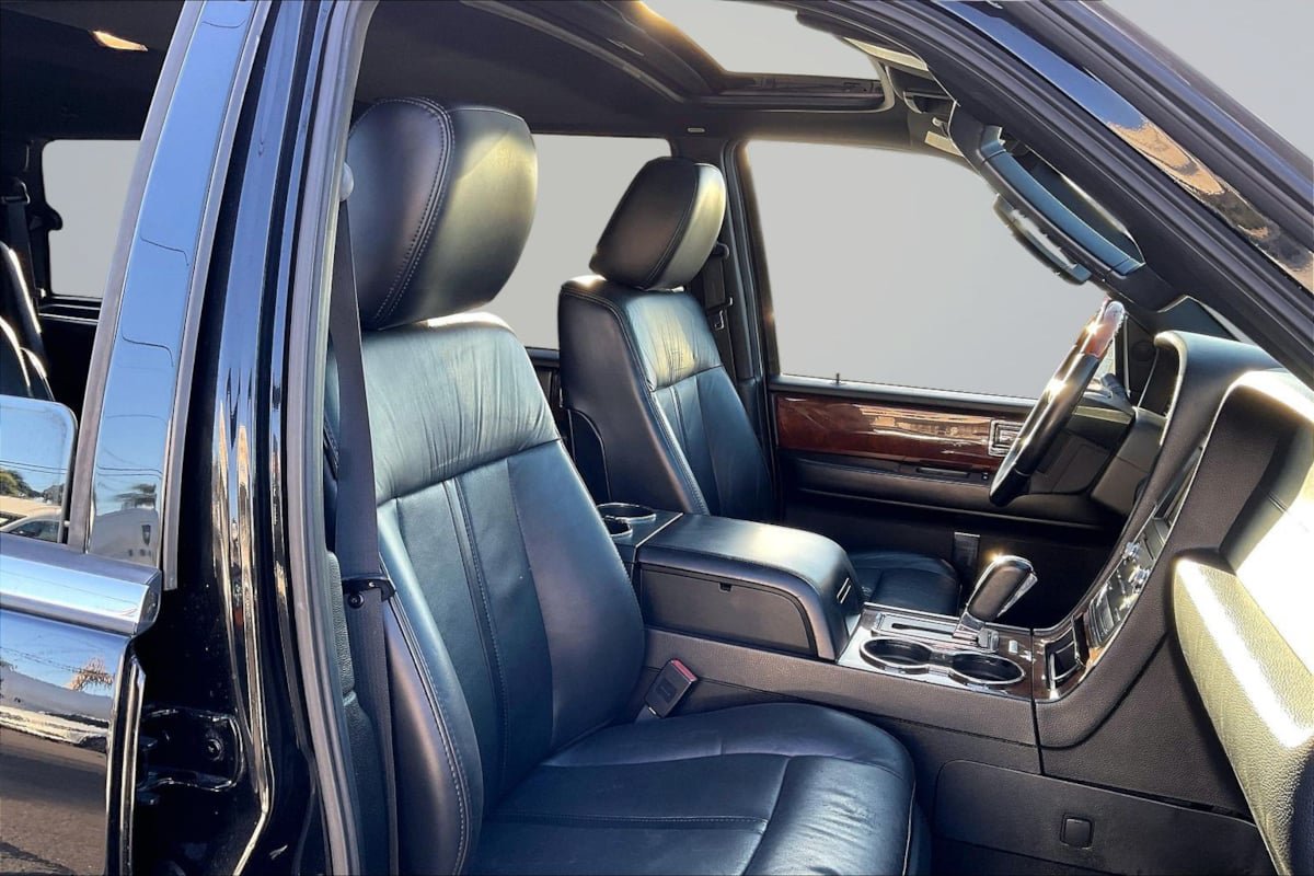 Used 2016 Lincoln Navigator Select RWD image 7