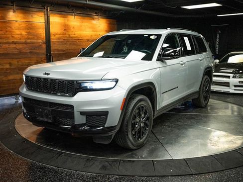 Used 2024 Jeep Grand Cherokee L Laredo image 2