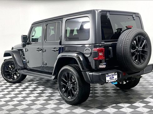 Used 2023 Jeep Wrangler Unlimited Sahara w/ Cold Weather Group AWD/4WD image 11