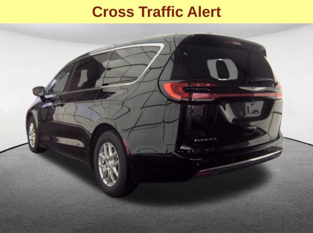 Used 2026 Chrysler Pacifica Select FWD image 10