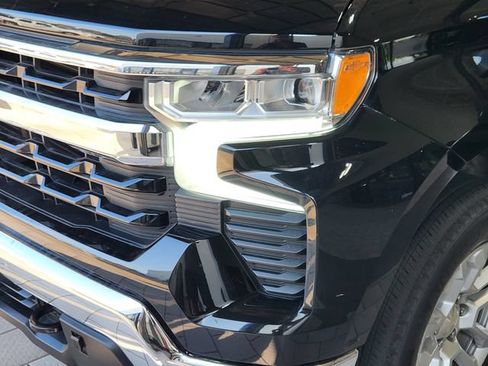 Used 2022 Chevrolet Silverado 1500 LT w/ Convenience Package II AWD/4WD image 8