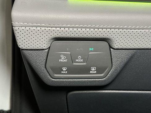 Used 2024 Volkswagen Atlas Cross Sport SEL R-Line AWD/4WD image 18