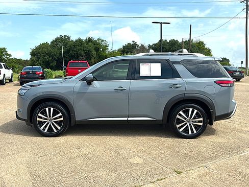 Used 2024 Nissan Pathfinder Platinum FWD image 5