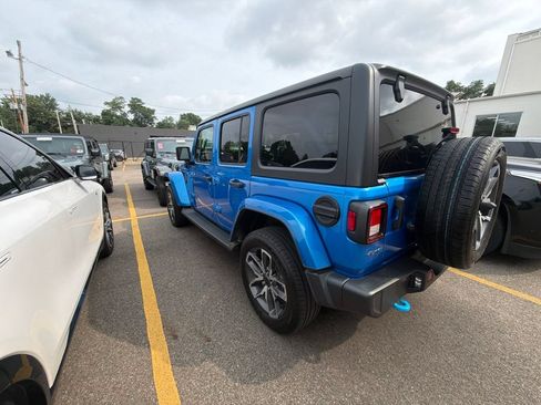 Used 2024 Jeep Wrangler Unlimited w/ Convenience Group AWD/4WD image 8