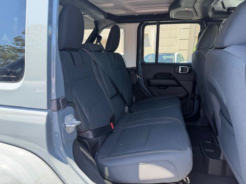 Used 2025 Jeep Wrangler Sahara AWD/4WD image 20