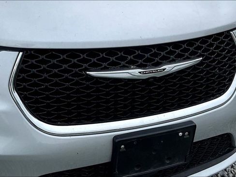 Used 2024 Chrysler Pacifica Touring-L FWD image 20