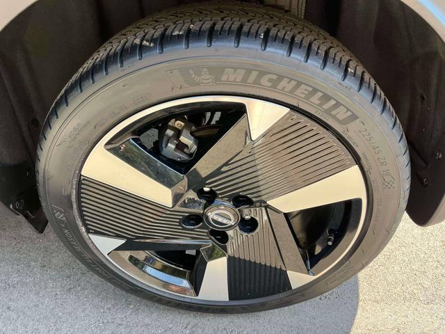 Used 2025 Nissan Kicks SR AWD/4WD image 11