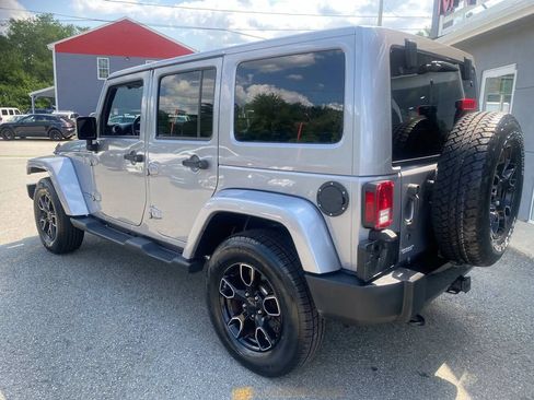 Used 2018 Jeep Wrangler Unlimited Sahara AWD/4WD image 6