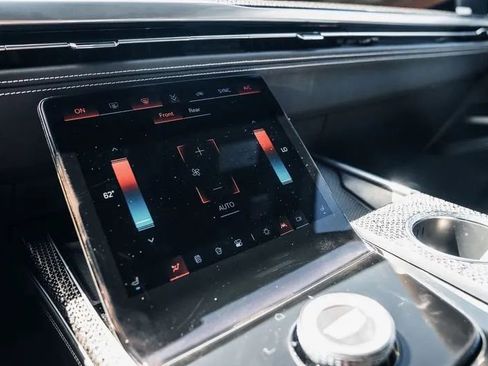 Used 2025 Cadillac Escalade ESV V image 13