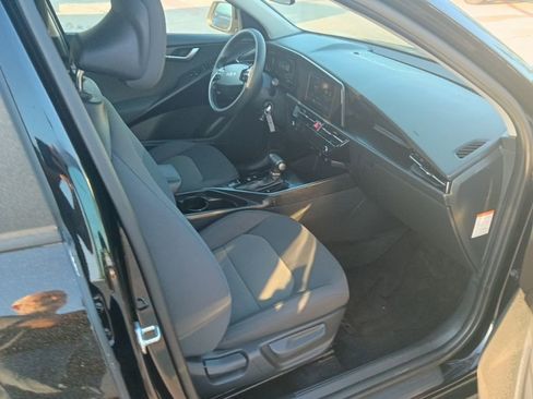 Used 2025 Kia Niro LX image 8