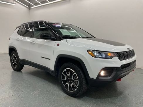 Used 2025 Jeep Compass Trailhawk AWD/4WD image 8