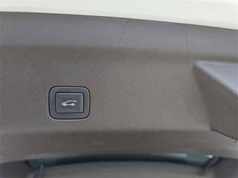 Used 2023 GMC Yukon XL SLT w/ SLT Premium Package image 17