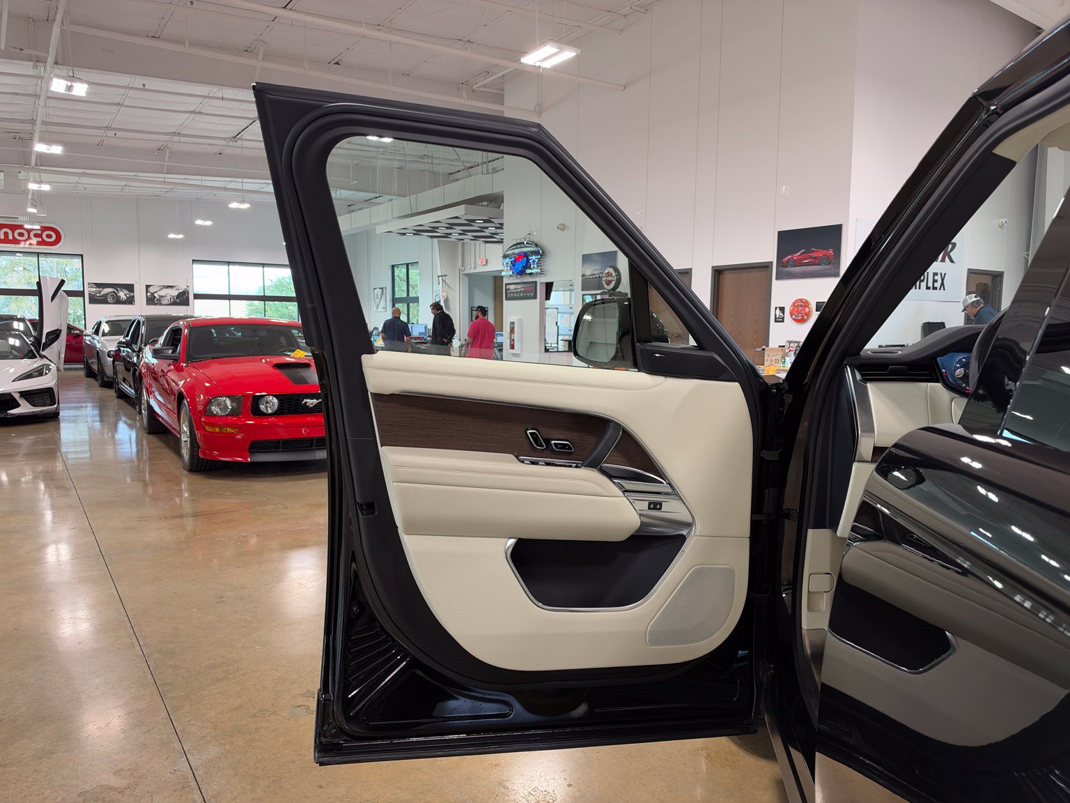 Used 2024 Land Rover Range Rover SE AWD/4WD image 11