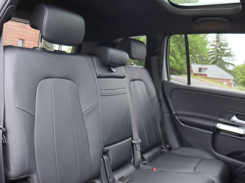 Used 2023 Mercedes-Benz GLB 250 4MATIC w/ Premium Package image 19