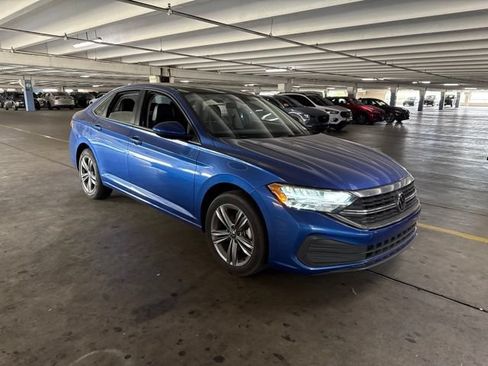 Used 2024 Volkswagen Jetta SE FWD image 2