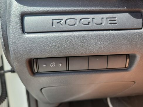 Used 2022 Nissan Rogue S image 28