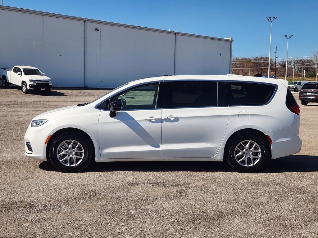 Used 2024 Chrysler Pacifica Touring-L FWD image 4