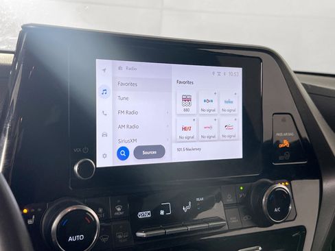 Used 2023 Toyota Highlander XLE image 14