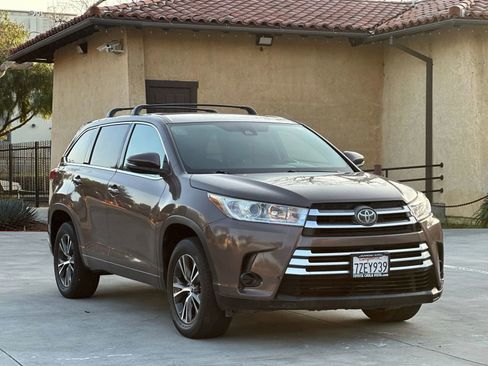 Used 2017 Toyota Highlander LE image 4