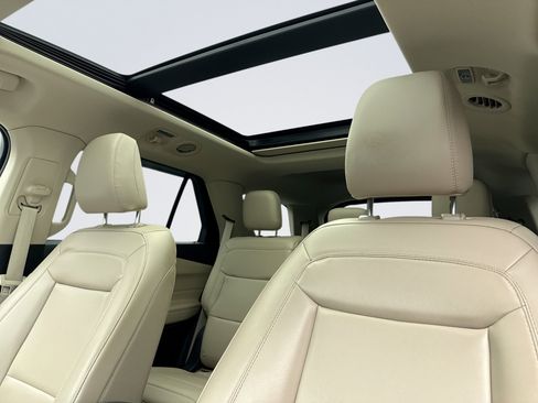 Used 2023 Ford Explorer XLT w/ Equipment Group 202A image 9