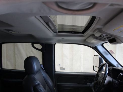 Used 2005 GMC Sierra 2500 SLT w/ Heavy-Duty Power Package image 14