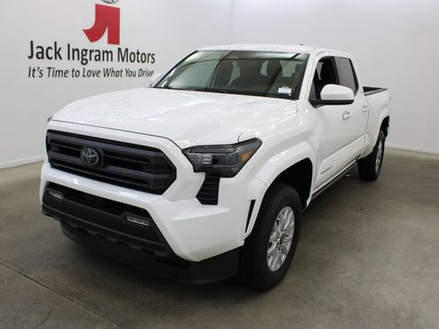 Used 2025 Toyota Tacoma SR5 AWD/4WD image 2