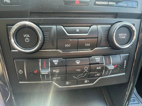 Used 2018 Ford Explorer XLT w/ Equipment Group 202A AWD/4WD image 21