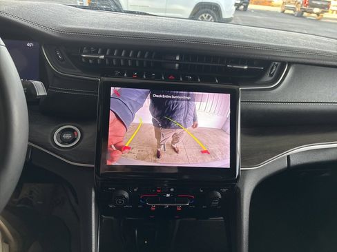 Used 2023 Jeep Grand Cherokee Limited image 14