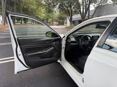 Used 2024 Nissan Altima 2.5 S FWD image 9