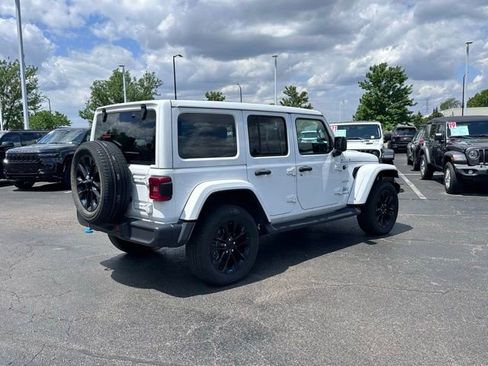 Used 2022 Jeep Wrangler Unlimited Sahara w/ Cold Weather Group AWD/4WD image 11