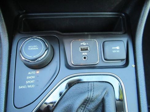 Used 2023 Jeep Cherokee Altitude Lux image 22