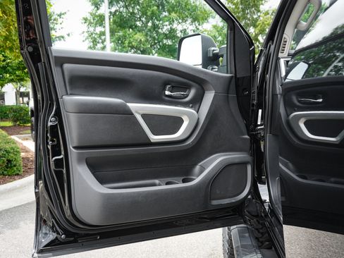 Used 2021 Nissan Titan SV w/ SV Convenience Package AWD/4WD image 14