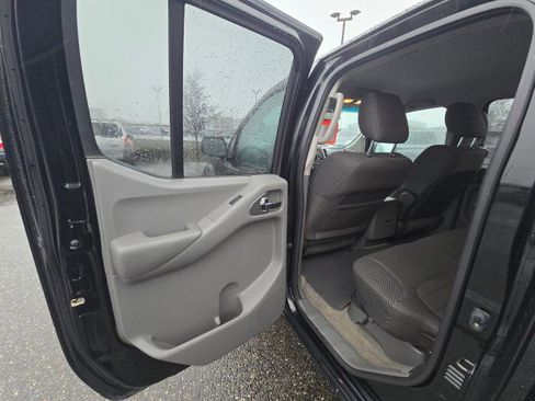 Used 2012 Nissan Frontier SV image 17