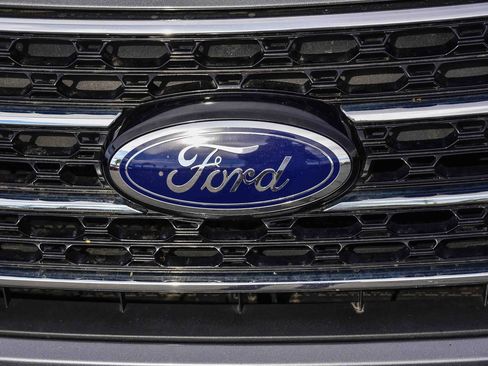 Used 2021 Ford Explorer XLT w/ Equipment Group 202A image 11