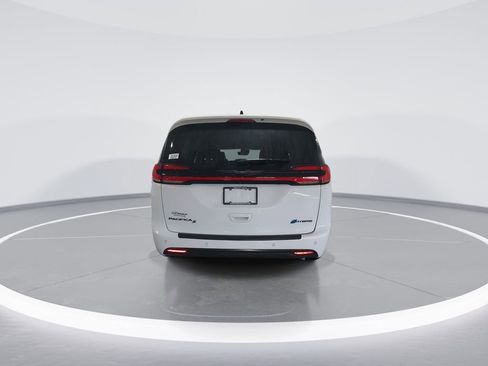 Used 2024 Chrysler Pacifica Select image 7