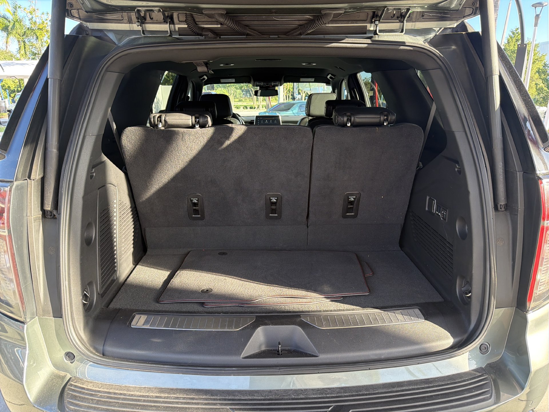 Used 2024 Chevrolet Tahoe RST w/ Luxury Package RWD image 11