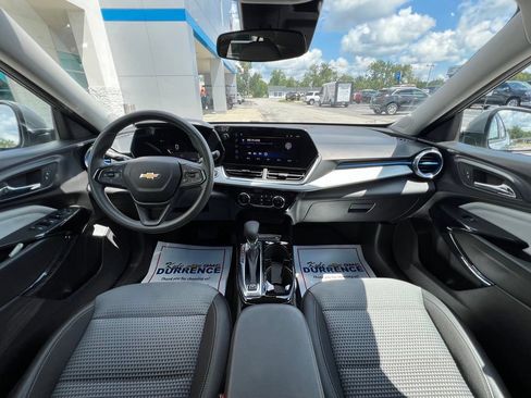 Used 2025 Chevrolet Trax LT FWD image 2