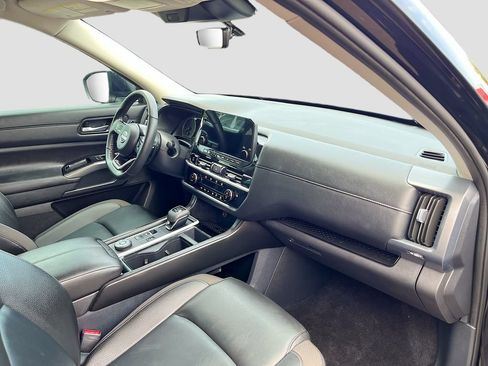 Used 2025 Nissan Pathfinder SL AWD/4WD image 30