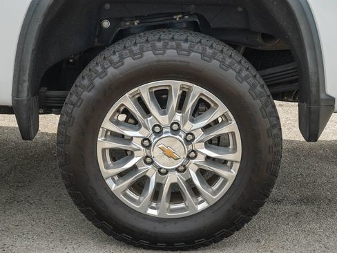 Used 2022 Chevrolet Silverado 2500 High Country w/ Technology Package AWD/4WD image 12