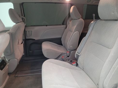 Used 2018 Toyota Sienna LE FWD image 18