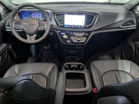 Used 2025 Chrysler Pacifica Select FWD image 11