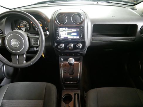 Used 2016 Jeep Patriot Latitude AWD/4WD image 10