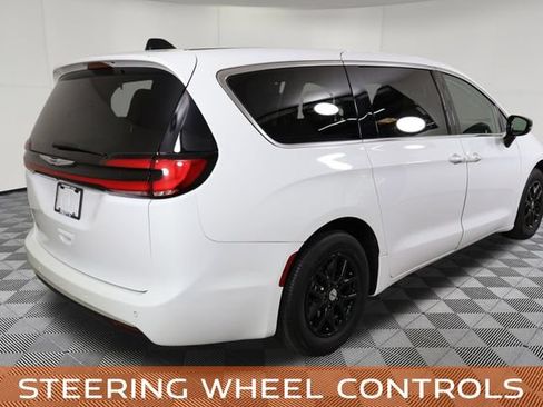 Used 2024 Chrysler Pacifica Touring-L FWD image 6